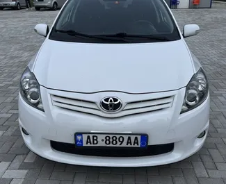 Vooraanzicht van een huurauto Toyota Auris in Saranda, Albanië ✓ Auto #6977. ✓ Transmissie Handmatig TM ✓ 1 beoordelingen.