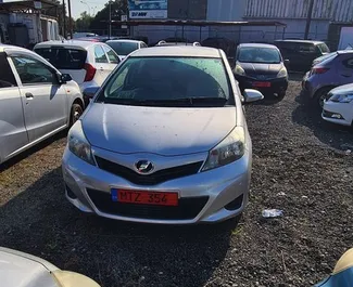 Vooraanzicht van een huurauto Toyota Vitz in Larnaca, Cyprus ✓ Auto #3970. ✓ Transmissie Automatisch TM ✓ 0 beoordelingen.