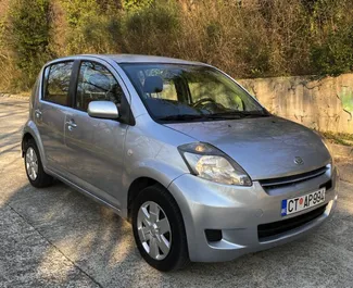 Vooraanzicht van een huurauto Daihatsu Sirion in Budva, Montenegro ✓ Auto #6580. ✓ Transmissie Automatisch TM ✓ 0 beoordelingen.