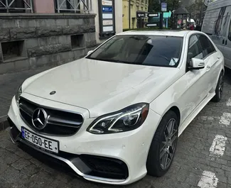 Vooraanzicht van een huurauto Mercedes-Benz E-Class in Tbilisi, Georgië ✓ Auto #6573. ✓ Transmissie Automatisch TM ✓ 1 beoordelingen.