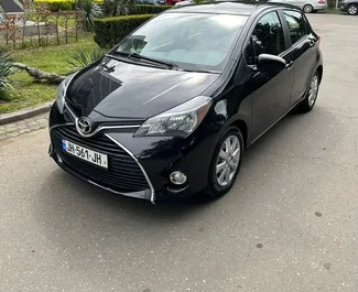 Vooraanzicht van een huurauto Toyota Yaris in Tbilisi, Georgië ✓ Auto #6721. ✓ Transmissie Automatisch TM ✓ 6 beoordelingen.