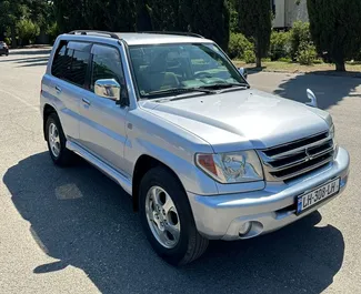 Vooraanzicht van een huurauto Mitsubishi Pajero Io in Tbilisi, Georgië ✓ Auto #6722. ✓ Transmissie Automatisch TM ✓ 3 beoordelingen.