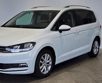 Autohuur Volkswagen Touran 2018 in in Tsjechië, met Benzine brandstof en 150 pk ➤ Vanaf 70 EUR per dag.