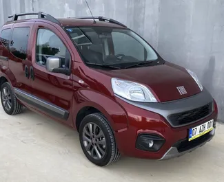 Vooraanzicht van een huurauto Fiat Fiorino op de luchthaven van Antalya, Turkije ✓ Auto #6711. ✓ Transmissie Handmatig TM ✓ 0 beoordelingen.