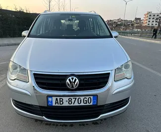 Vooraanzicht van een huurauto Volkswagen Touran op de luchthaven van Tirana, Albanië ✓ Auto #7005. ✓ Transmissie Automatisch TM ✓ 3 beoordelingen.