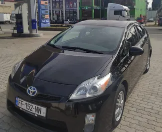 Vooraanzicht van een huurauto Toyota Prius op de luchthaven van Koetaisi, Georgië ✓ Auto #6815. ✓ Transmissie Automatisch TM ✓ 1 beoordelingen.