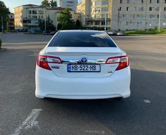 Toyota Camry 2014 beschikbaar voor verhuur in Koetaisi, met een kilometerlimiet van onbeperkt.