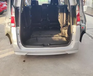 Interieur van Nissan Serena te huur in Cyprus. Een geweldige auto met 7 zitplaatsen en een Automatisch transmissie.