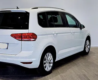 Benzine motor van 1,6L van Volkswagen Touran 2018 te huur Praag.