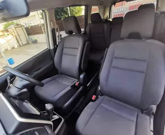 Verhuur Nissan Serena. Comfort, Minivan Auto te huur in Cyprus ✓ Borg van Zonder Borg ✓ Verzekeringsmogelijkheden TPL, CDW, SCDW, Passagiers, Diefstal, Jonge.