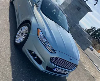 Vooraanzicht van een huurauto Ford Fusion Sedan in Koetaisi, Georgië ✓ Auto #6794. ✓ Transmissie Automatisch TM ✓ 2 beoordelingen.