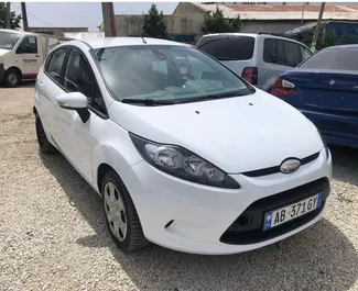 Vooraanzicht van een huurauto Ford Fiesta op de luchthaven van Tirana, Albanië ✓ Auto #7001. ✓ Transmissie Handmatig TM ✓ 2 beoordelingen.