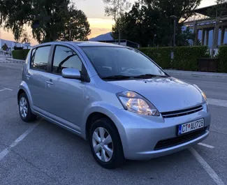 Vooraanzicht van een huurauto Daihatsu Sirion in Budva, Montenegro ✓ Auto #6581. ✓ Transmissie Automatisch TM ✓ 2 beoordelingen.