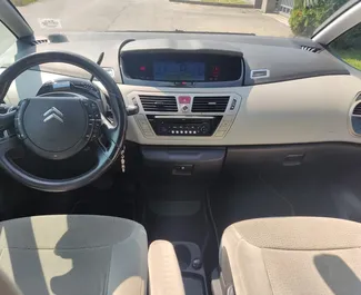 Verhuur Citroen C4 Grand Picasso. Comfort, Premium, Minivan Auto te huur in Albanië ✓ Borg van Borg van 100 EUR ✓ Verzekeringsmogelijkheden TPL, CDW, SCDW, FDW, Diefstal.