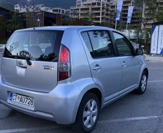 Verhuur Daihatsu Sirion. Economy Auto te huur in Montenegro ✓ Borg van Borg van 100 EUR ✓ Verzekeringsmogelijkheden TPL, CDW, SCDW, FDW, Buitenland, Jonge.