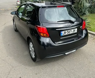 Toyota Yaris 2014 beschikbaar voor verhuur in Tbilisi, met een kilometerlimiet van onbeperkt.