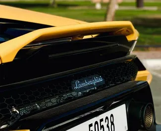 Lamborghini Huracan Evo Cabrio 2023 beschikbaar voor verhuur in Dubai, met een kilometerlimiet van 250 km/dag.