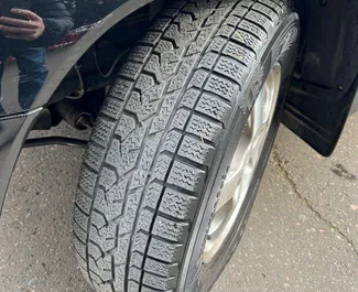 Mitsubishi Pajero Io 2004 met Aandrijving op alle wielen systeem, beschikbaar in Tbilisi.