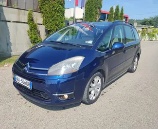 Vooraanzicht van een huurauto Citroen C4 Grand Picasso in Tirana, Albanië ✓ Auto #7017. ✓ Transmissie Automatisch TM ✓ 0 beoordelingen.