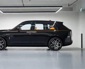 Autohuur Rolls-Royce Cullinan 2022 in in de VAE, met Benzine brandstof en 563 pk ➤ Vanaf 5183 AED per dag.