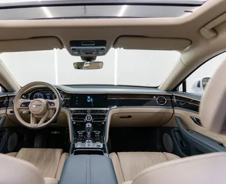 Bentley Flying Spur 2021 beschikbaar voor verhuur in Dubai, met een kilometerlimiet van 250 km/dag.