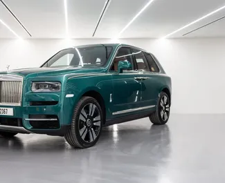 Vooraanzicht van een huurauto Rolls-Royce Cullinan in Dubai, Verenigde Arabische Emiraten ✓ Auto #6764. ✓ Transmissie Automatisch TM ✓ 0 beoordelingen.