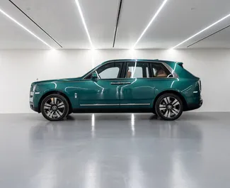 Autohuur Rolls-Royce Cullinan 2022 in in de VAE, met Benzine brandstof en 563 pk ➤ Vanaf 5119 AED per dag.