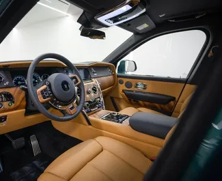 Verhuur Rolls-Royce Cullinan. Luxe, Crossover Auto te huur in de VAE ✓ Borg van Borg van 10000 AED ✓ Verzekeringsmogelijkheden TPL, CDW.