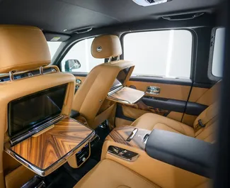 Benzine motor van 6,7L van Rolls-Royce Cullinan 2022 te huur in Dubai.