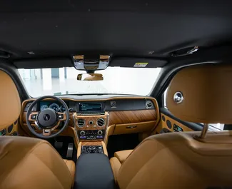 Rolls-Royce Cullinan 2022 beschikbaar voor verhuur in Dubai, met een kilometerlimiet van 250 km/dag.