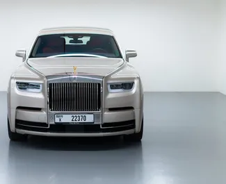 Vooraanzicht van een huurauto Rolls-Royce Phantom in Dubai, Verenigde Arabische Emiraten ✓ Auto #6752. ✓ Transmissie Automatisch TM ✓ 0 beoordelingen.