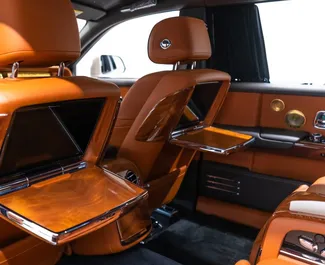 Interieur van Rolls-Royce Phantom te huur in de VAE. Een geweldige auto met 4 zitplaatsen en een Automatisch transmissie.