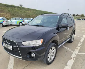 Vooraanzicht van een huurauto Mitsubishi Outlander in Tbilisi, Georgië ✓ Auto #6822. ✓ Transmissie Automatisch TM ✓ 1 beoordelingen.