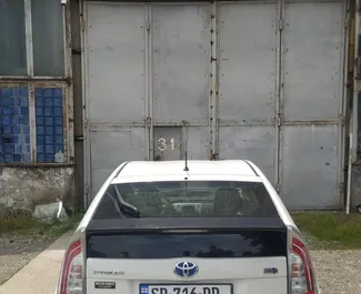 Interieur van Toyota Prius te huur in Georgië. Een geweldige auto met 5 zitplaatsen en een Automatisch transmissie.