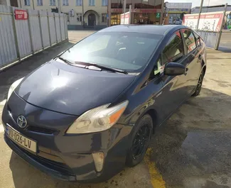 Vooraanzicht van een huurauto Toyota Prius op de luchthaven van Koetaisi, Georgië ✓ Auto #5731. ✓ Transmissie Automatisch TM ✓ 5 beoordelingen.