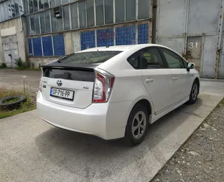 Toyota Prius 2012 beschikbaar voor verhuur op de luchthaven van Koetaisi, met een kilometerlimiet van onbeperkt.