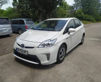 Vooraanzicht van een huurauto Toyota Prius op de luchthaven van Koetaisi, Georgië ✓ Auto #6814. ✓ Transmissie Automatisch TM ✓ 0 beoordelingen.