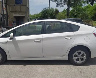 Benzine motor van 1,8L van Toyota Prius 2012 te huur op de luchthaven van Koetaisi.