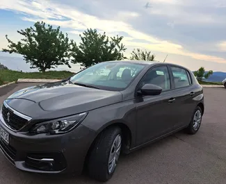 Vooraanzicht van een huurauto Peugeot 308 in Budva, Montenegro ✓ Auto #7030. ✓ Transmissie Handmatig TM ✓ 4 beoordelingen.