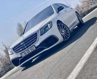 Vooraanzicht van een huurauto Mercedes-Benz S-Class in Jerevan, Armenië ✓ Auto #6767. ✓ Transmissie Automatisch TM ✓ 0 beoordelingen.