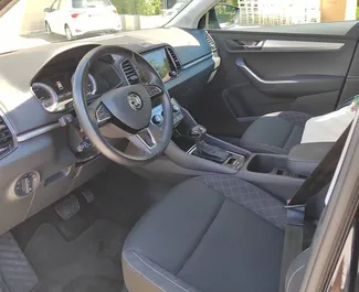 Interieur van Skoda Karoq te huur in Montenegro. Een geweldige auto met 5 zitplaatsen en een Automatisch transmissie.