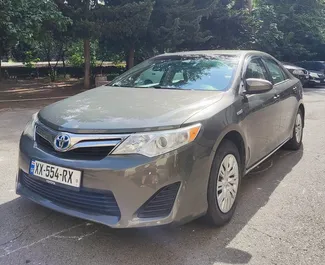 Vooraanzicht van een huurauto Toyota Camry in Tbilisi, Georgië ✓ Auto #6692. ✓ Transmissie Automatisch TM ✓ 0 beoordelingen.