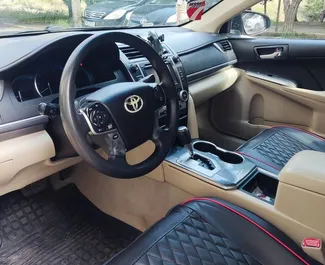 Verhuur Toyota Camry. Comfort, Premium Auto te huur in Georgië ✓ Borg van Zonder Borg ✓ Verzekeringsmogelijkheden TPL, CDW, FDW, Passagiers, Diefstal.