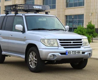 Vooraanzicht van een huurauto Mitsubishi Pajero Io in Tbilisi, Georgië ✓ Auto #6690. ✓ Transmissie Automatisch TM ✓ 0 beoordelingen.