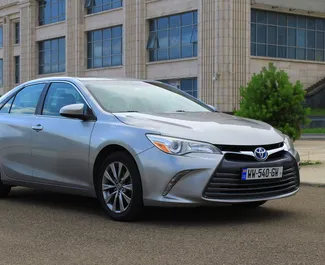 Vooraanzicht van een huurauto Toyota Camry in Tbilisi, Georgië ✓ Auto #6673. ✓ Transmissie Automatisch TM ✓ 0 beoordelingen.