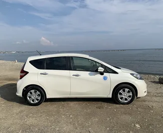 Interieur van Nissan Note te huur in Cyprus. Een geweldige auto met 5 zitplaatsen en een Automatisch transmissie.