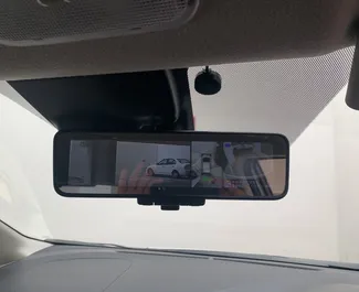 Interieur van Nissan Note te huur in Cyprus. Een geweldige auto met 5 zitplaatsen en een Automatisch transmissie.