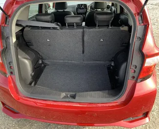 Interieur van Nissan Note te huur in Cyprus. Een geweldige auto met 5 zitplaatsen en een Automatisch transmissie.