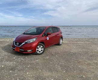 Vooraanzicht van een huurauto Nissan Note in Larnaca, Cyprus ✓ Auto #6828. ✓ Transmissie Automatisch TM ✓ 0 beoordelingen.