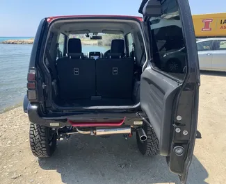 Interieur van Suzuki Jimny te huur in Cyprus. Een geweldige auto met 4 zitplaatsen en een Automatisch transmissie.